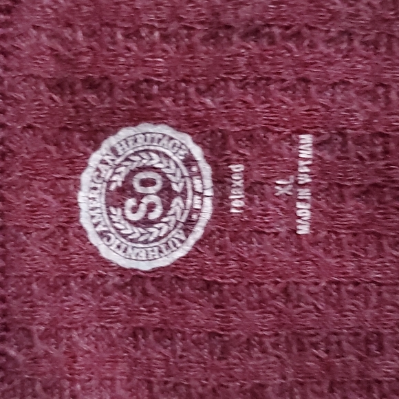 Red pullover - Picture 2 of 3